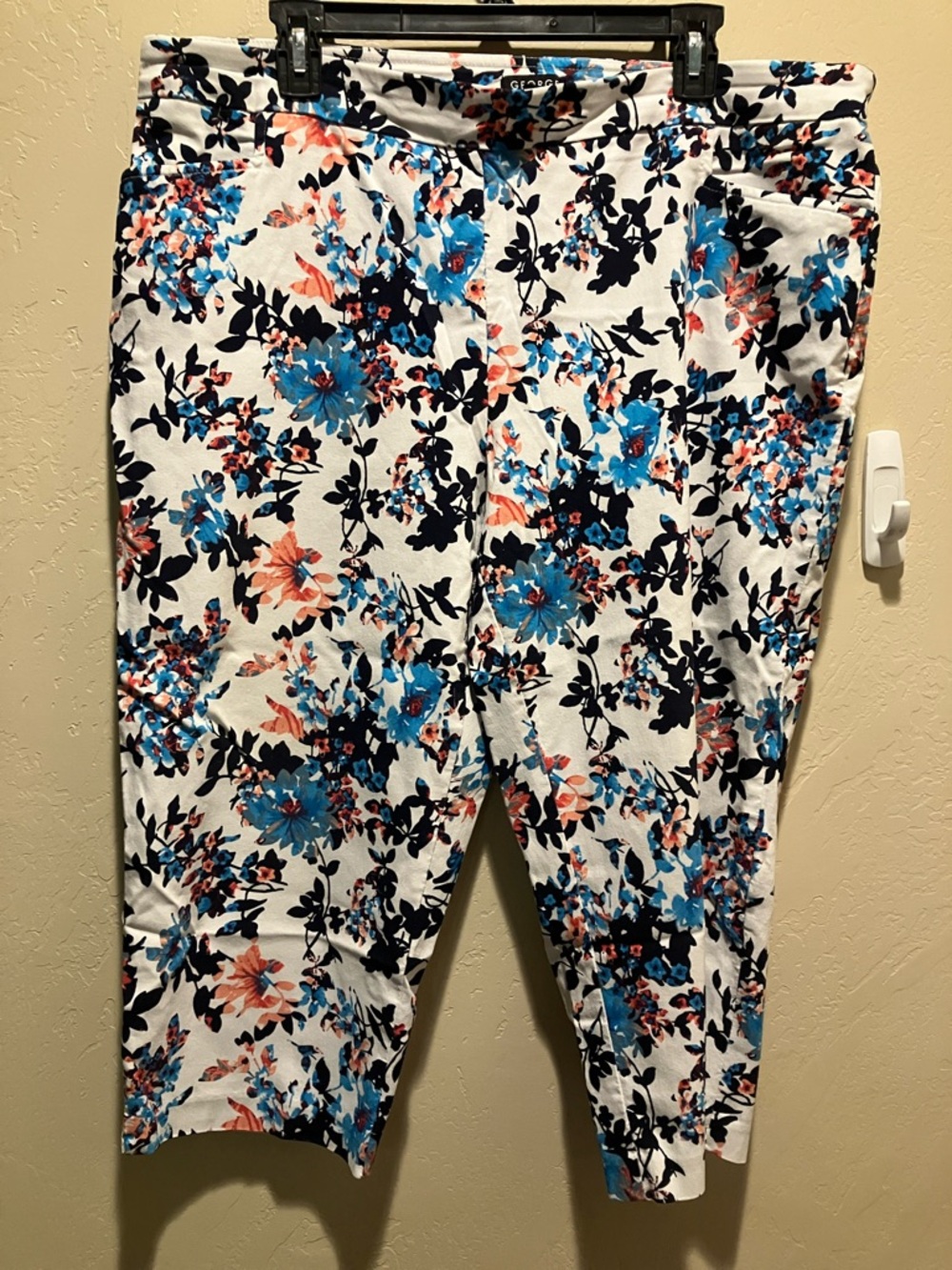 EUC 18/2O George Stretch White Capris in Deep Peacock Blue & Coral  Print Nice!